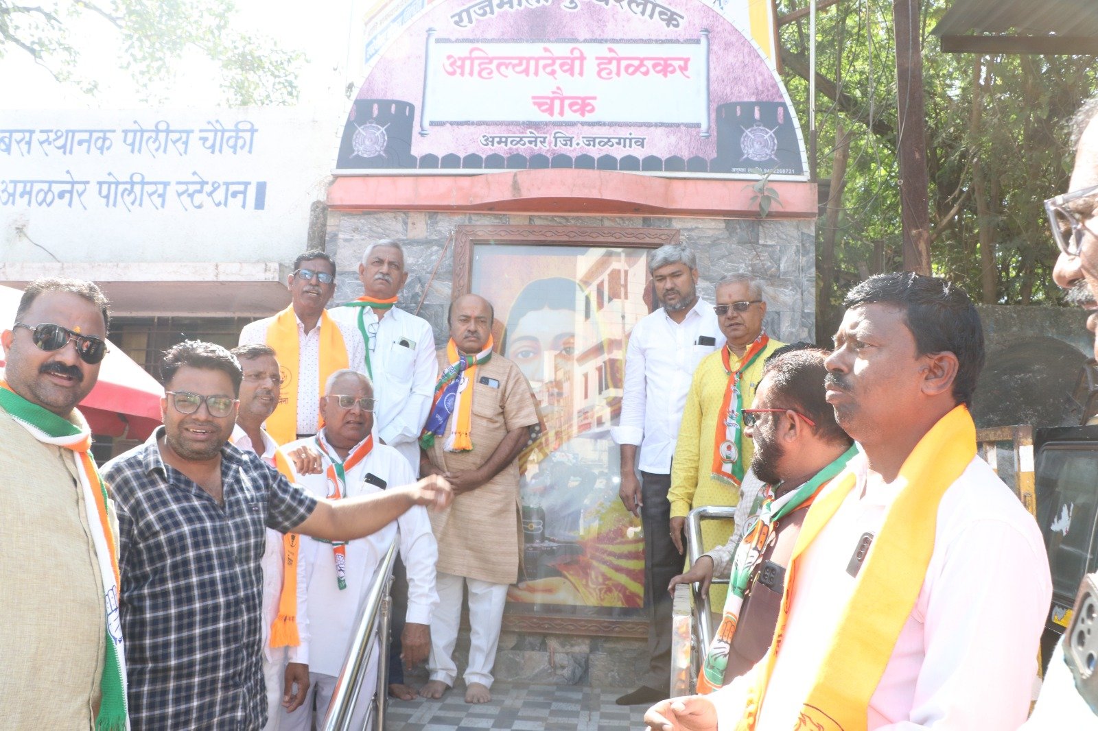 दिवाळीची सुरुवात बळीराजाला घास भरवून…!